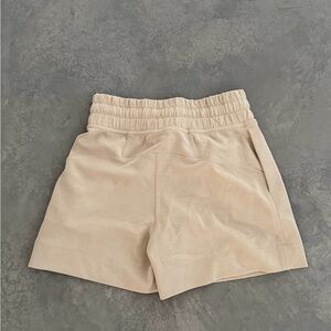 Lululemon Soft Ambitions Shorts 4” Trench Size 4